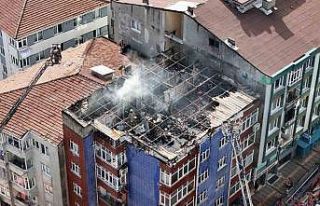 Esenler’de binanın en üst katında çıkan yangında...