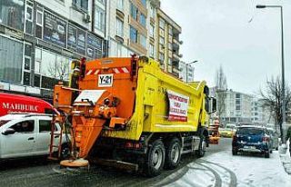 Esenyurt’ta karla mücadele çalışmaları aralıksız...