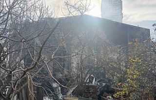 Esenyurt’ta korkutan depo yangını: Dumanlar metrelerce...