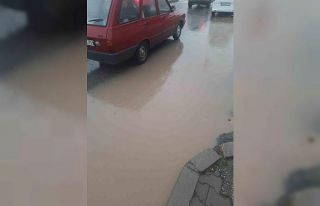 Eskişehir’de sağanak yolları göle çevirdi