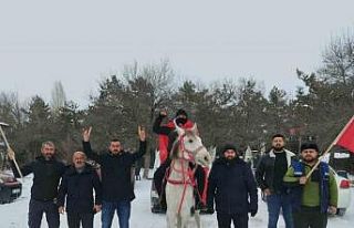 Esnaf at üstünde Türk bayrağı ile tur attı