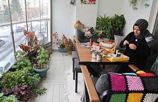 Ev hanımının azmi: 20 belge aldı ve 300 öğrenciye...