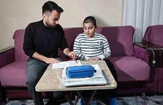Evde eğitimle derslerini aksatmıyor, polis olma...