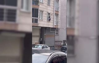 Eve kitlenen genç kadın kendini camdan attı; O...