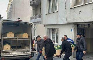 Evinde istiflediği giysi yığınlarının arasında...