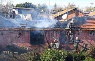 Evlerinin yanışını gözyaşları içinde izledi