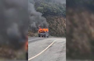 Eyüpsultan’da seyir halindeki araç alevlere teslim...