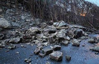 Fatih’te istinat duvarı çöktü