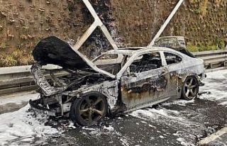 Fatih’te otomobil yol ortasında alevlere teslim...