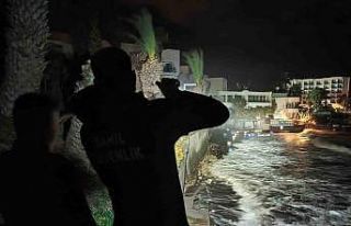 Fırtına, iskelede çalışan işçileri denize düşürdü:...