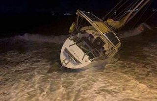 Fırtına milyonluk tekneyi karaya sürükledi