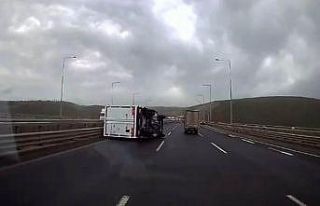 Fırtınada seyir halindeki kamyonet devrildi