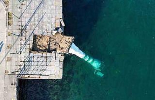 Fırtınanın etkisiyle devrilen deniz feneri havadan...