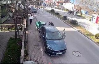 Fırtınanın savurduğu çöp konteyneri park halindeki...