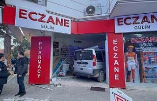 Fren yerine gaza basınca iş yerine daldı