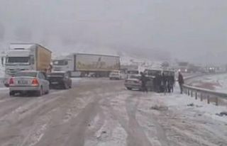 Gaziantep-Araban kara yolunda kar esareti: Çok sayıda...