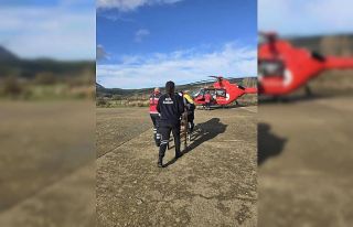 Gökçeada’da rahatsızlanan hasta helikopter ambulansla...