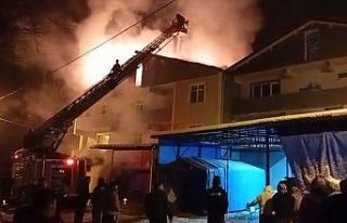 Gökçebey’de 3 katlı binanın çatısı alev alev...