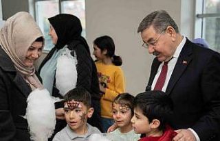 Gölbaşı Belediyesi çocuklarla şenlik alanında...