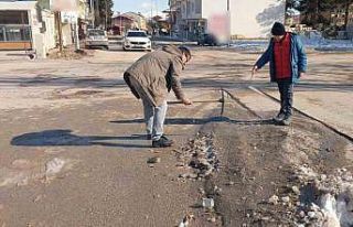 Gölbaşı ilçesinde caddelerdeki karları esnaflar...