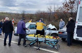 Gönen’de iki otomobil çarpıştı: 6 yaralı