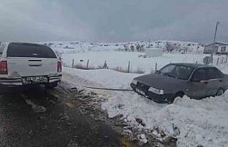 Göreve giden valilik koruma ekibi, yolda kalan vatandaşı...