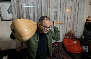 Görme engelli sanatçı sazı ensesinde çalıyor