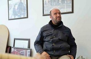 Gözleri görmüyor, hayata müzikle tutunuyor