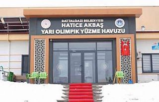 Göztepe Hatice Akbaş Yarı Olimpik Yüzme Havuzu’nda...