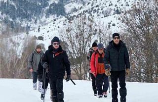 Gümüşhane’de beyaz yolculuk: Dağcılar kar üstünde...