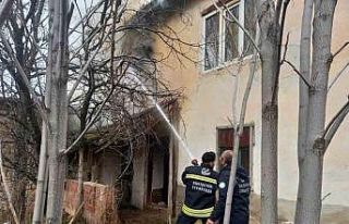 Günyüzü ilçesindeki yangında ev kullanılamaz...