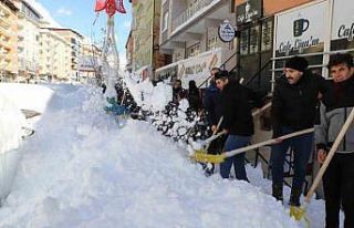 Güvenlik korucularından karla mücadeleye destek