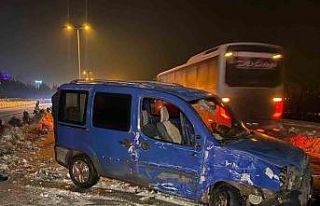 Hafif ticari araç, direğe çarpıp karşı şeride...