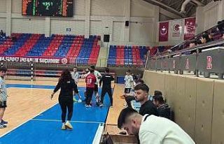 Hakeme saldırmaya çalıştı sahadan güvenlikle...