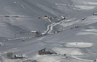 Hakkari kar yağışı: 51 yerleşim yerinin yolu...