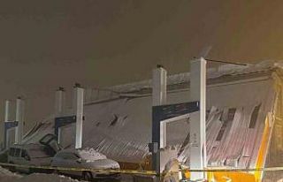 Hakkari’de akaryakıt istasyonunun çatısı çöktü:...