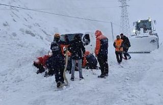 Hakkari’de çığ altında kalan araçtaki 2 kişi...