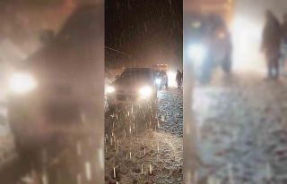 Hakkari’de çığ düştü: Çok sayıda araç yolda...