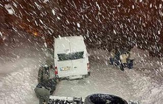 Hakkari’de kar ve tipide mahsur kalan minibüs kurtarıldı
