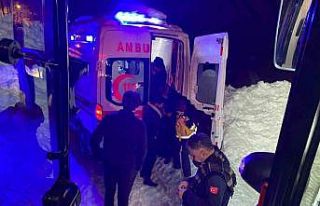 Hakkari’de karda mahsur kalan ambulansa belediye...