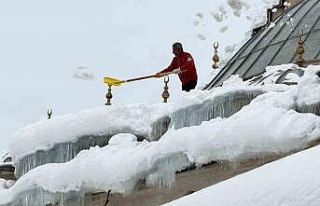 Hakkari’de tehlike saçan caminin çatısı kardan...