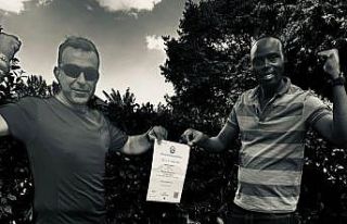 Hakkarili dağcı Kilimanjaro zirvesinde