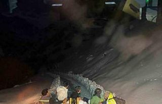 Hakkâri’de mahsur kalan işçiler kurtarıldı