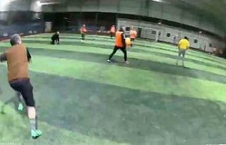 Halı sahanın çatısı çöktü... Futbolcuların...