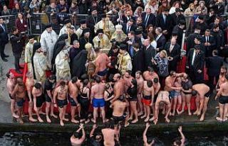 Haliç’te denizden haç çıkarma töreni gerçekleştirildi