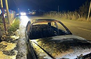 Hareket halindeyken yanan otomobil küle döndü