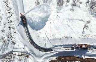 Hasköy-Mutki güvenlik yolunda çığ riskine rağmen...