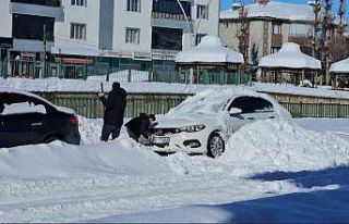 Hasköy’de araçlar kar altında kayboldu