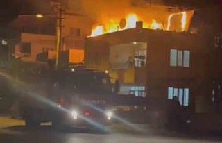 Hatay’da müstakil evin damı alevlere teslim oldu