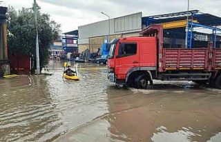 Her yağmurda göle dönen sokakta kano kullanmayı...